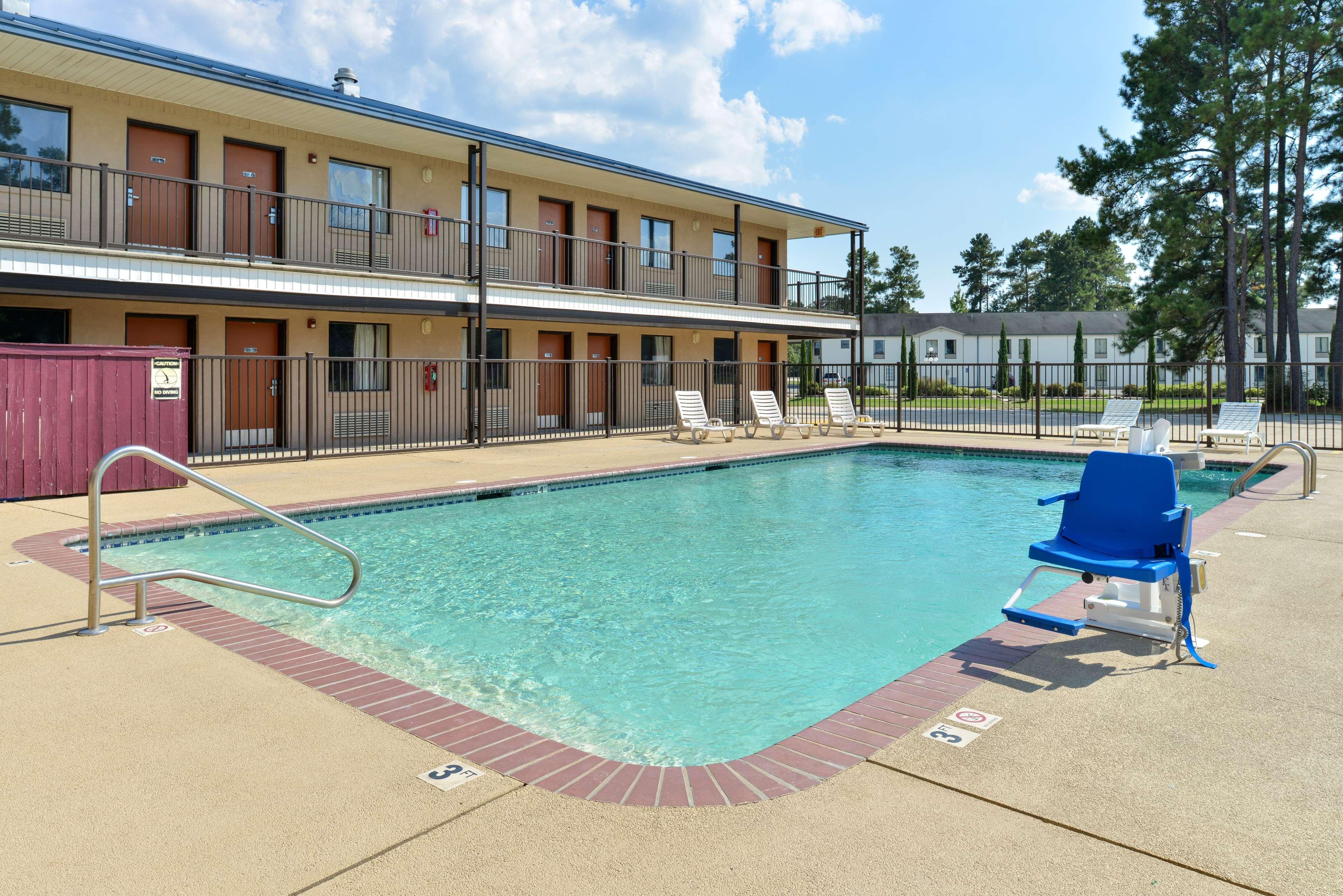 Vila Gale Cabo Кабу-ди-Санту-Агостинью Экстерьер фото The swimming pool at the Econo Lodge in Gulfport, Mississippi