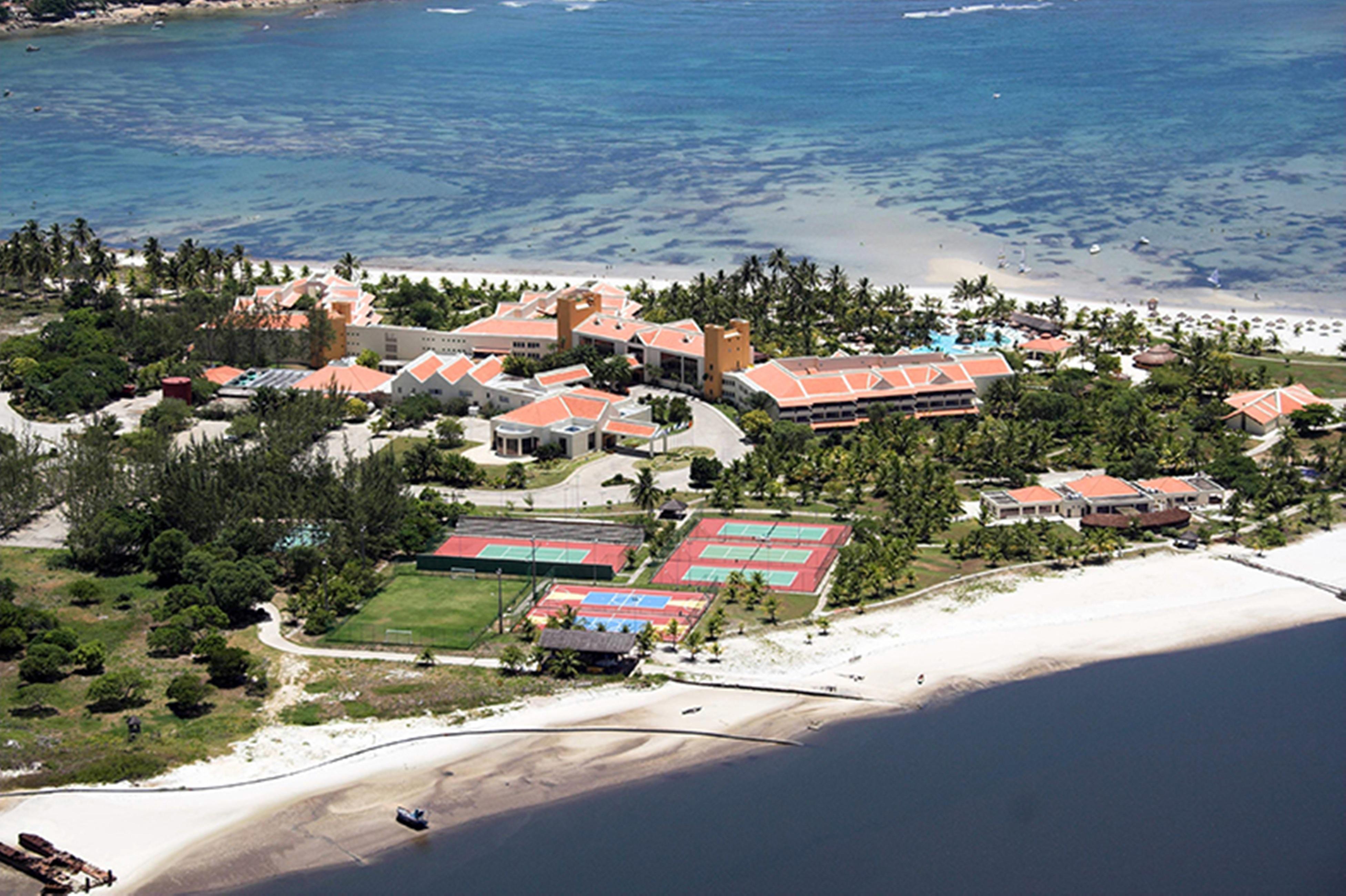 Vila Gale Cabo Кабу-ди-Санту-Агостинью Экстерьер фото Aerial view of the resort
